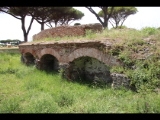 07869 ostia - regio iv - insula i - campo della magna mater - tempio della magna mater (iv,i,1) - suedseite - nischen - 06-2024.jpg